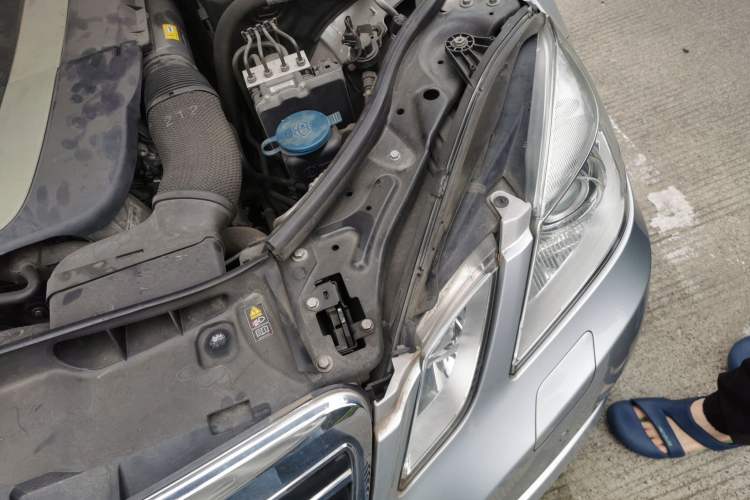 Used Mercedes-Benz E-Class 2009 E 300 Fashion Model Engine Bay Left