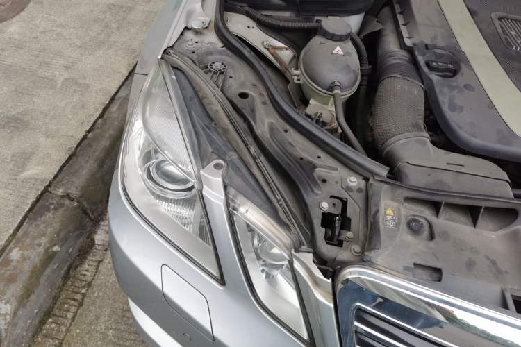 Used Mercedes-Benz E-Class 2009 E 300 Fashion Model Engine Bay Right