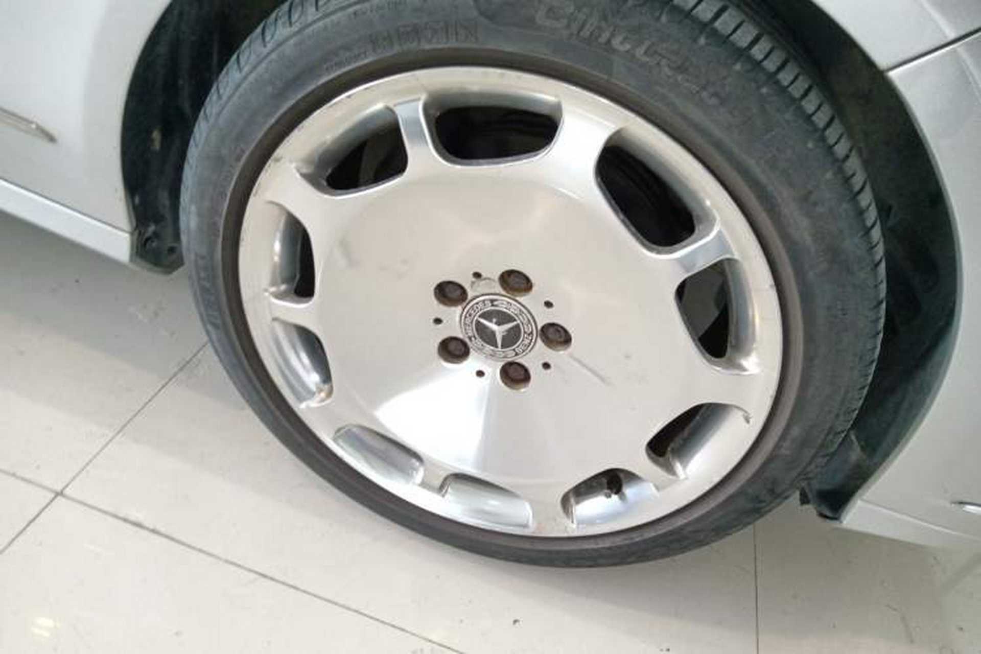 Used Mercedes-Benz E-Class 2009 E 300 Elegant Model Right Front Wheel Hub