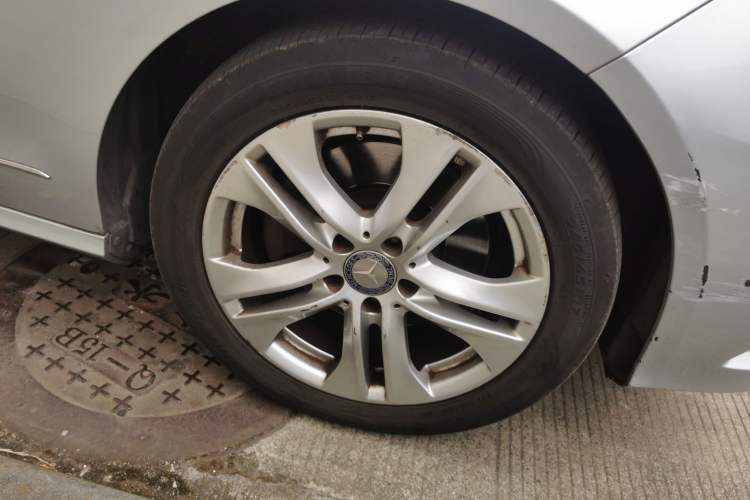 Used Mercedes-Benz E-Class 2009 E 300 Fashion Model Right Front Wheel Hub