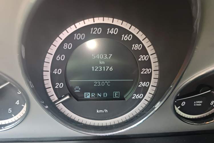 Used Mercedes-Benz E-Class 2009 E 350 Coupe Odometer Close Up