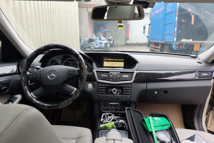 Used Mercedes-Benz E-Class 2009 E 300 Fashion Model Center Console