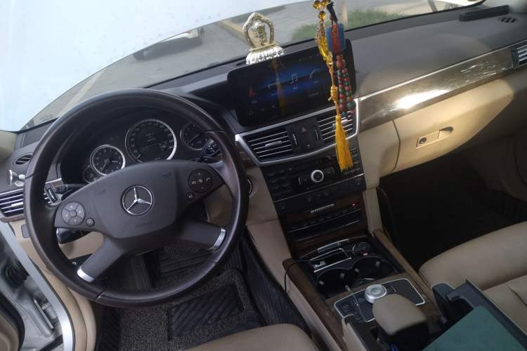 Used Mercedes-Benz E-Class 2009 E 300 Elegant Model Center Console
