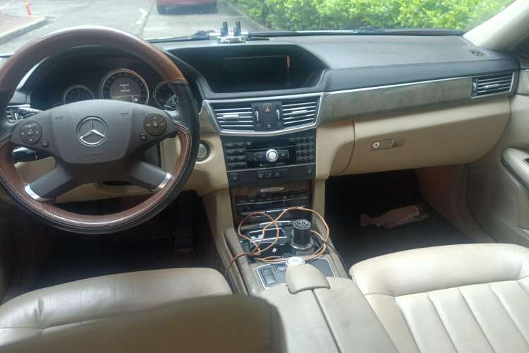 Used Mercedes-Benz E-Class 2009 E 300 Elegant Model Center Console