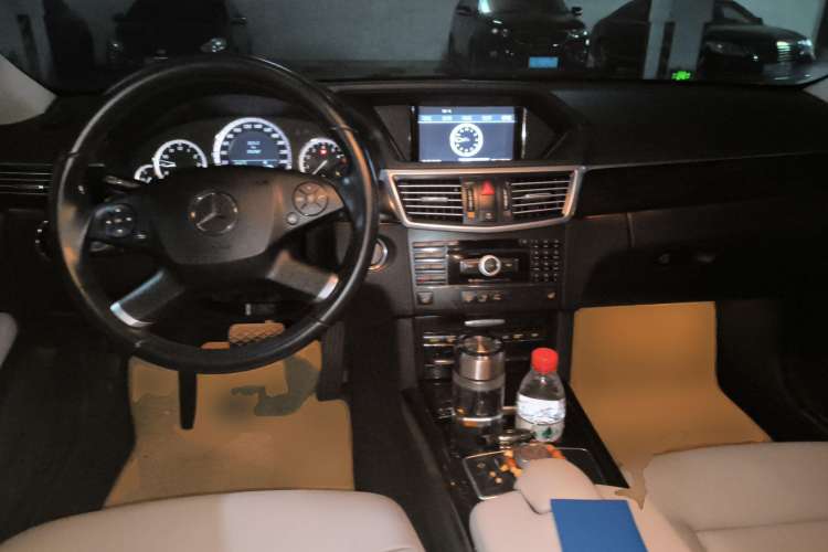 Used Mercedes-Benz E-Class 2009 E 300 Fashion Model Center Console