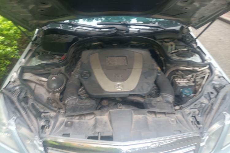Used Mercedes-Benz E-Class 2009 E 300 Elegant Model Engine Bay
