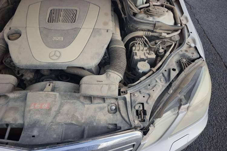 Used Mercedes-Benz E-Class 2009 E 300 Elegant Model Engine Bay Left