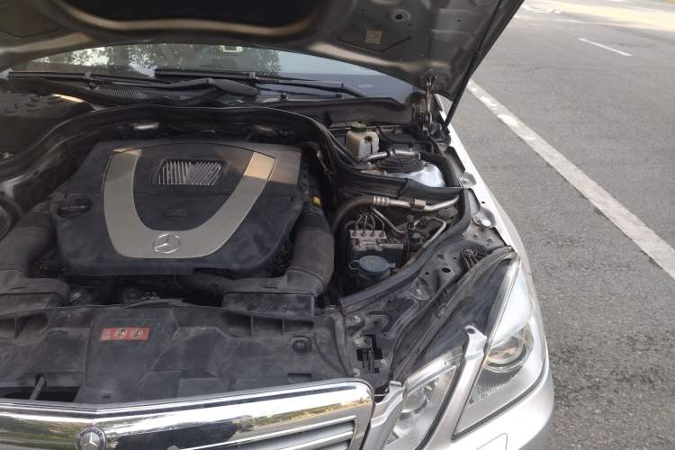Used Mercedes-Benz E-Class 2009 E 300 Elegant Model Engine Bay Left
