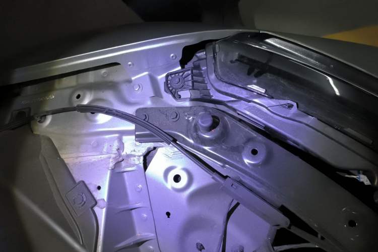 Used Mercedes-Benz E-Class 2009 E 300 Fashion Model Engine Bay Left
