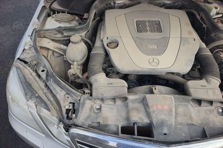 Used Mercedes-Benz E-Class 2009 E 300 Elegant Model Engine Bay Right