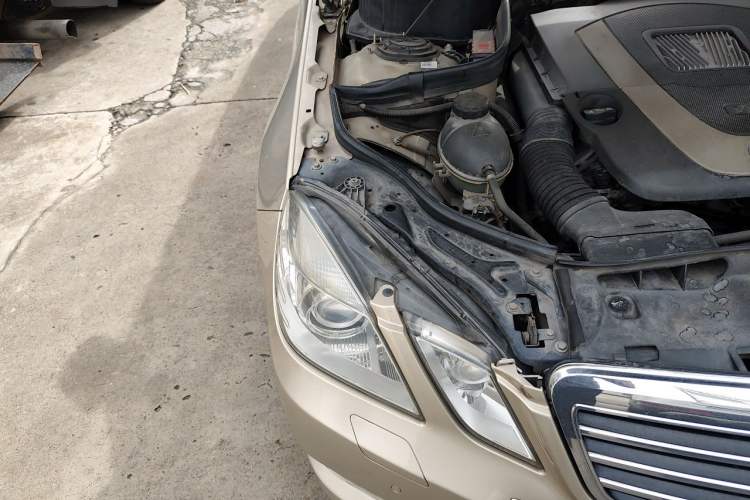 Used Mercedes-Benz E-Class 2009 E 300 Fashion Model Engine Bay Right