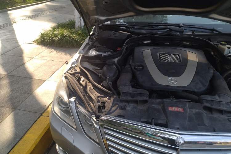 Used Mercedes-Benz E-Class 2009 E 300 Elegant Model Engine Bay Right