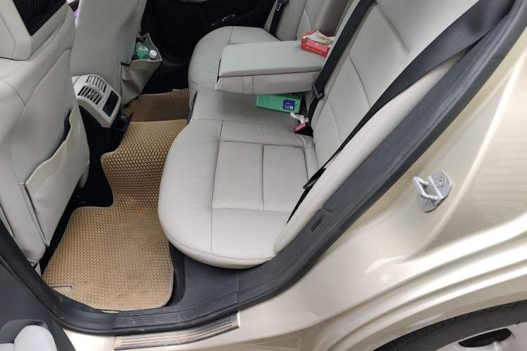 Used Mercedes-Benz E-Class 2009 E 300 Fashion Model Left Rear Seat