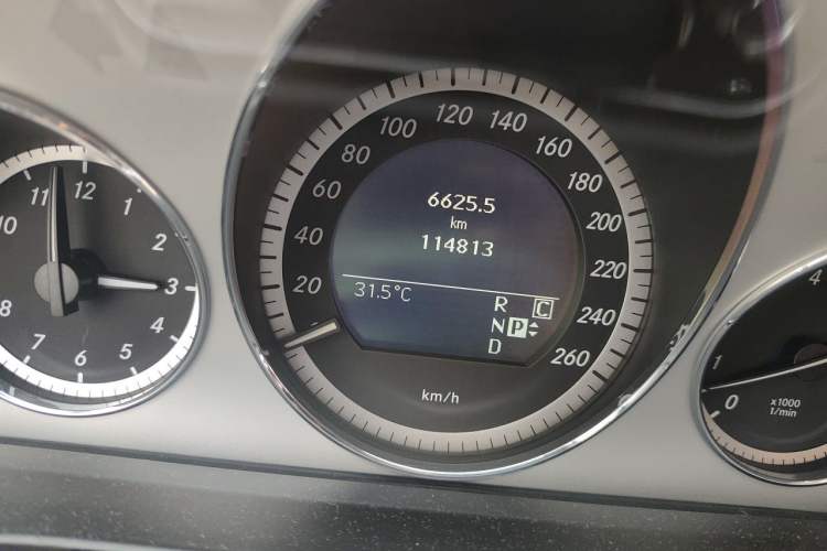 Used Mercedes-Benz E-Class 2009 E 300 Fashion Model Odometer Close Up