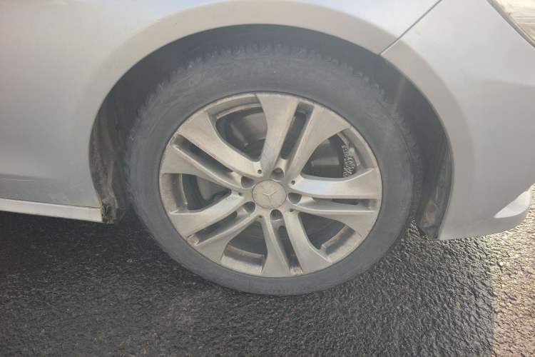 Used Mercedes-Benz E-Class 2009 E 300 Elegant Model Right Front Wheel Hub