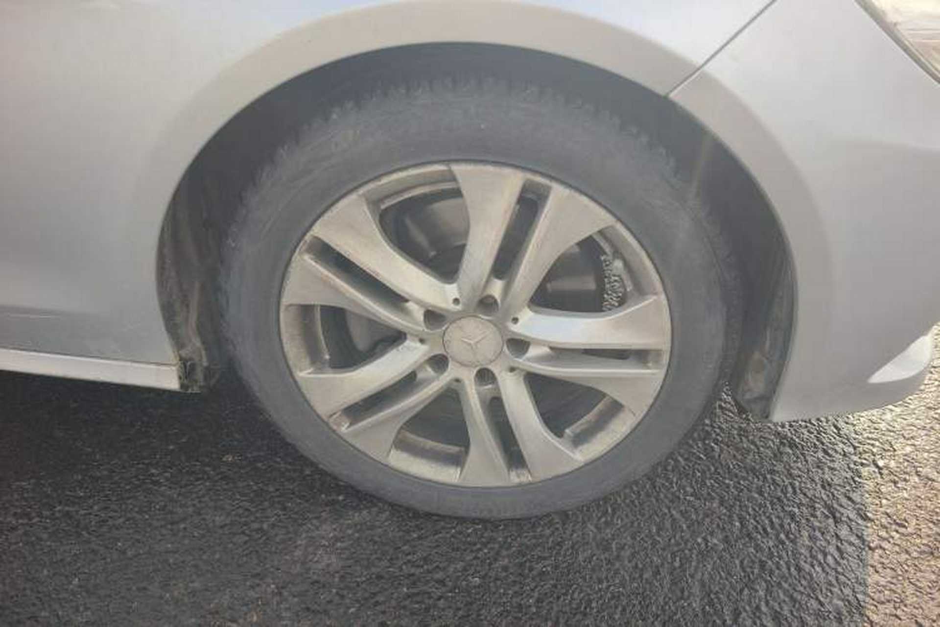 Used Mercedes-Benz E-Class 2009 E 300 Elegant Model Right Front Wheel Hub