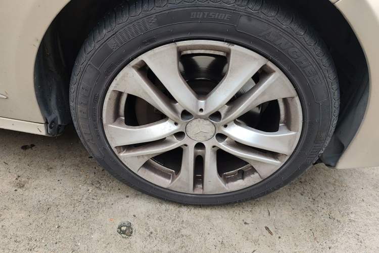 Used Mercedes-Benz E-Class 2009 E 300 Fashion Model Right Front Wheel Hub