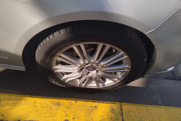 Used Mercedes-Benz E-Class 2009 E 300 Elegant Model Right Front Wheel Hub