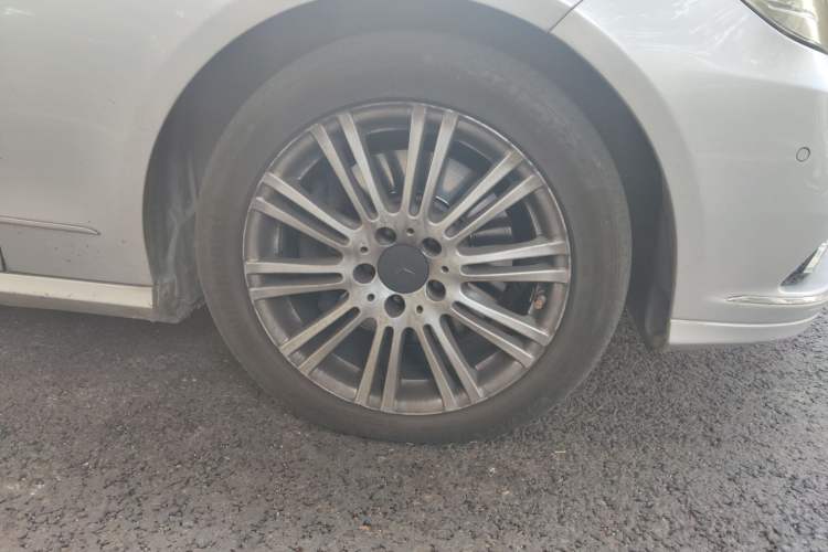Used Mercedes-Benz E-Class 2009 E 300 Elegant Model Right Front Wheel Hub