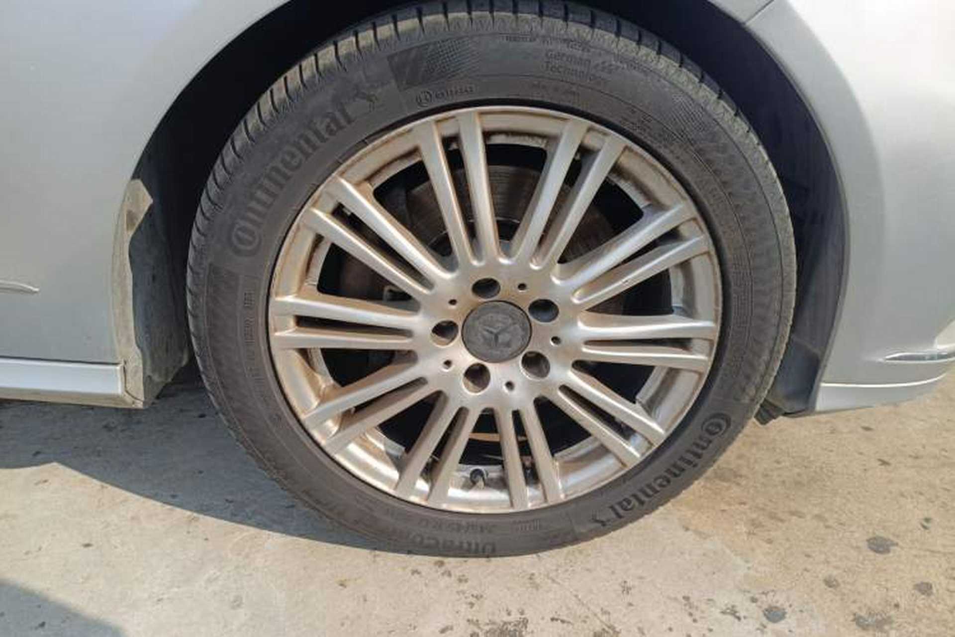 Used Mercedes-Benz E-Class 2009 E 300 Elegant Model Right Front Wheel Hub