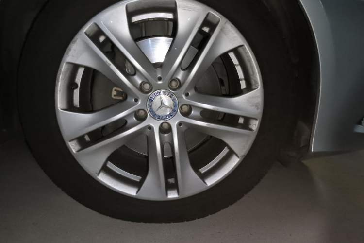 Used Mercedes-Benz E-Class 2009 E 300 Fashion Model Right Front Wheel Hub