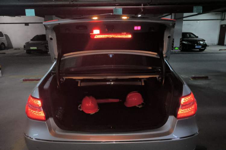 Used Mercedes-Benz E-Class 2009 E 300 Fashion Model Trunk