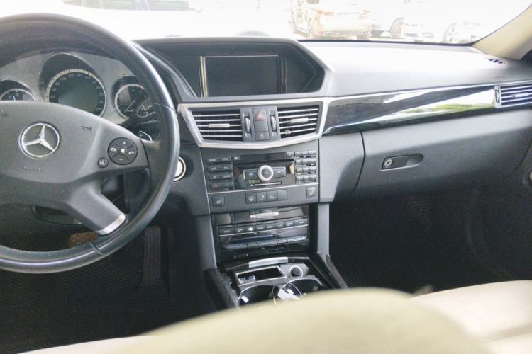 Used Mercedes-Benz E-Class 2009 E 300 Fashion Model Center Console