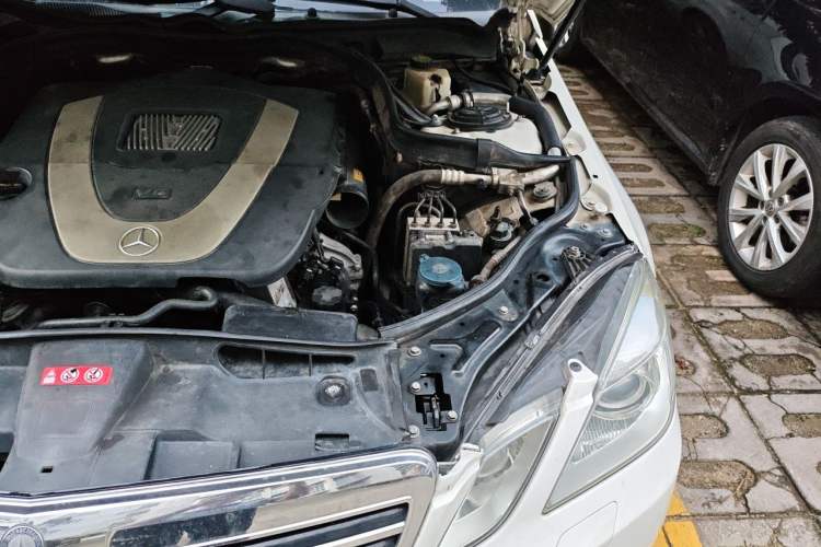Used Mercedes-Benz E-Class 2009 E 300 Elegant Model Engine Bay Left