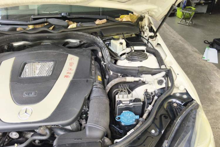 Used Mercedes-Benz E-Class 2009 E 300 Fashion Model Engine Bay Left