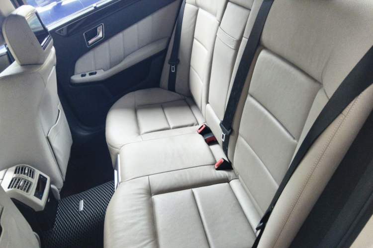 Used Mercedes-Benz E-Class 2009 E 300 Fashion Model Left Rear Seat