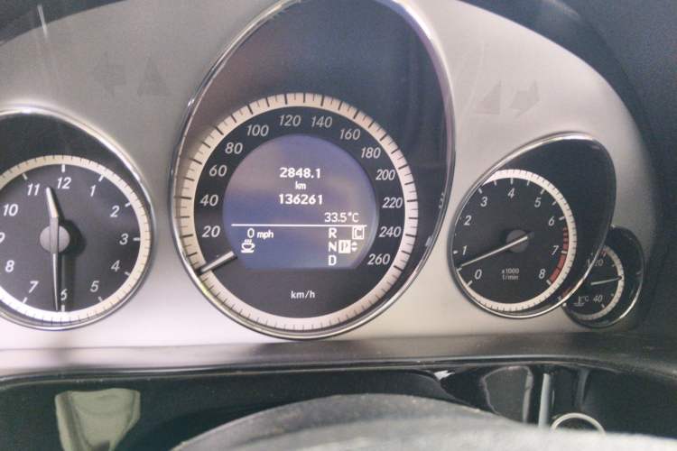 Used Mercedes-Benz E-Class 2009 E 300 Fashion Model Odometer Close Up