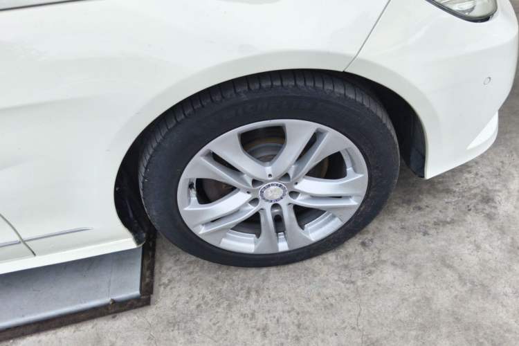 Used Mercedes-Benz E-Class 2009 E 300 Fashion Model Right Front Wheel Hub