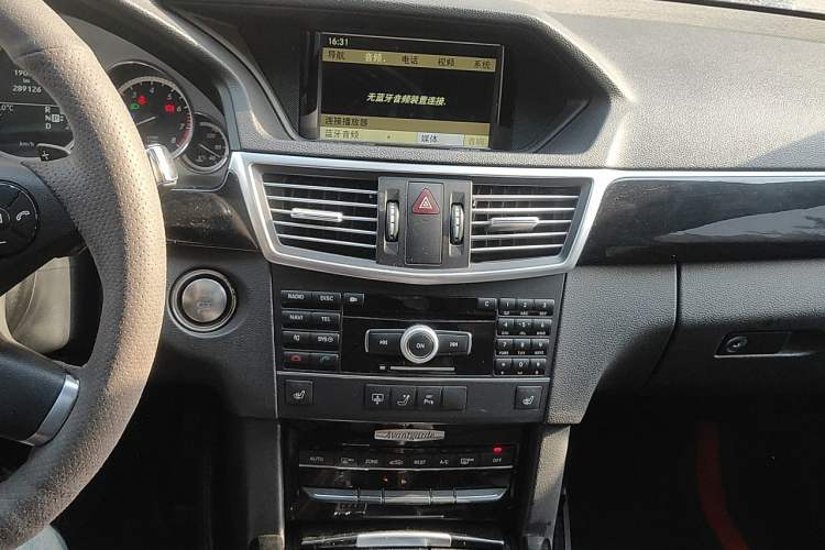 Used Mercedes-Benz E-Class 2010 E 300 L Fashion Model Audio And AC Panel