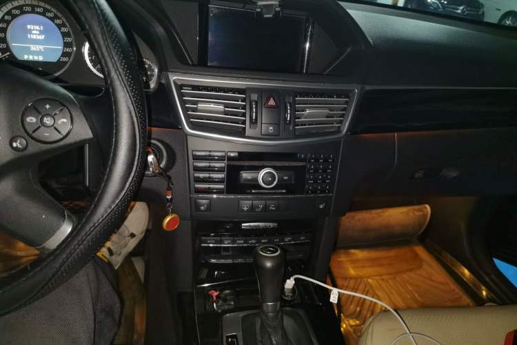 Used Mercedes-Benz E-Class 2010 E 260 CGI Fashion Model Audio And AC Panel