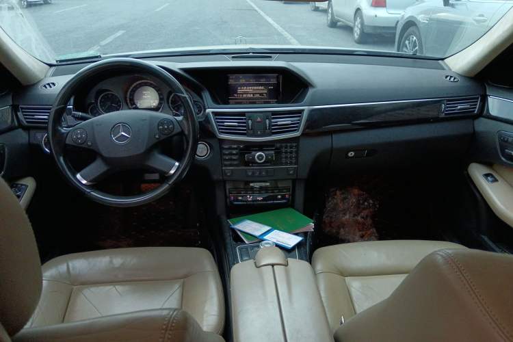 Used Mercedes-Benz E-Class 2010 E 300 Fashion Luxury Edition Center Console