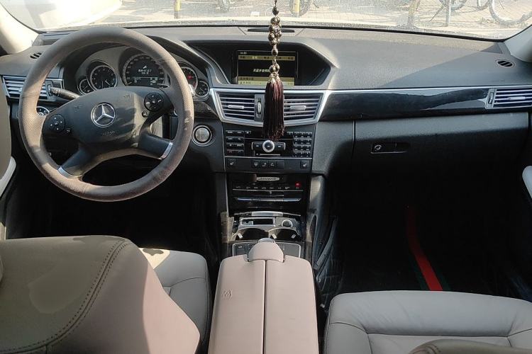 Used Mercedes-Benz E-Class 2010 E 300 L Fashion Model Center Console