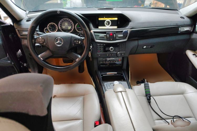 Used Mercedes-Benz E-Class 2010 E 300 Fashion Luxury Edition Center Console