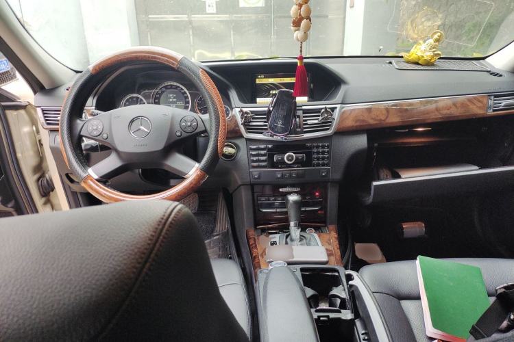 Used Mercedes-Benz E-Class 2010 E 260 L CGI Elegant Model Center Console