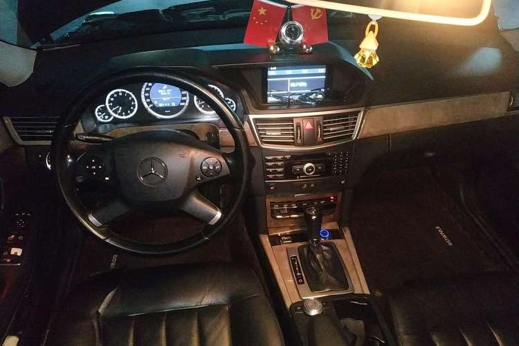 Used Mercedes-Benz E-Class 2010 E 200 CGI Elegant Model Center Console