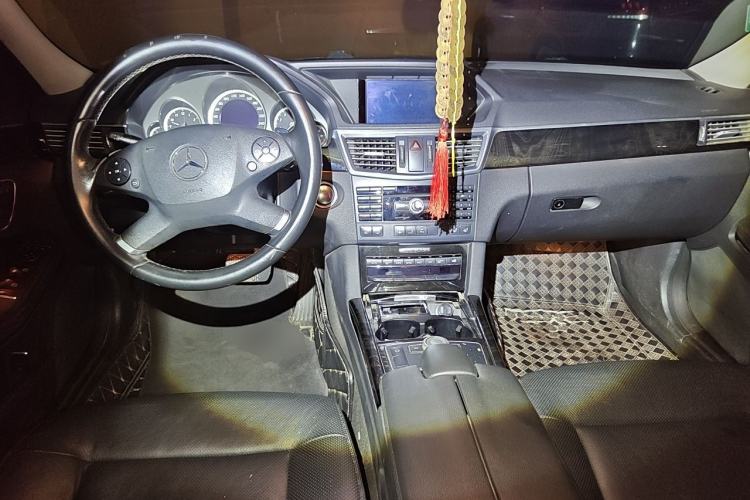 Used Mercedes-Benz E-Class 2010 E 300 L Fashion Model Center Console