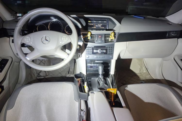 Used Mercedes-Benz E-Class 2010 E 200 CGI Elegant Model Center Console