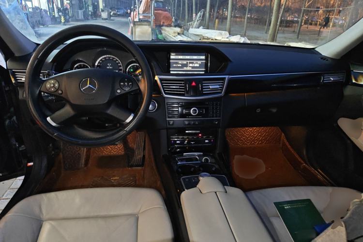 Used Mercedes-Benz E-Class 2010 E 300 L Fashion Model Center Console
