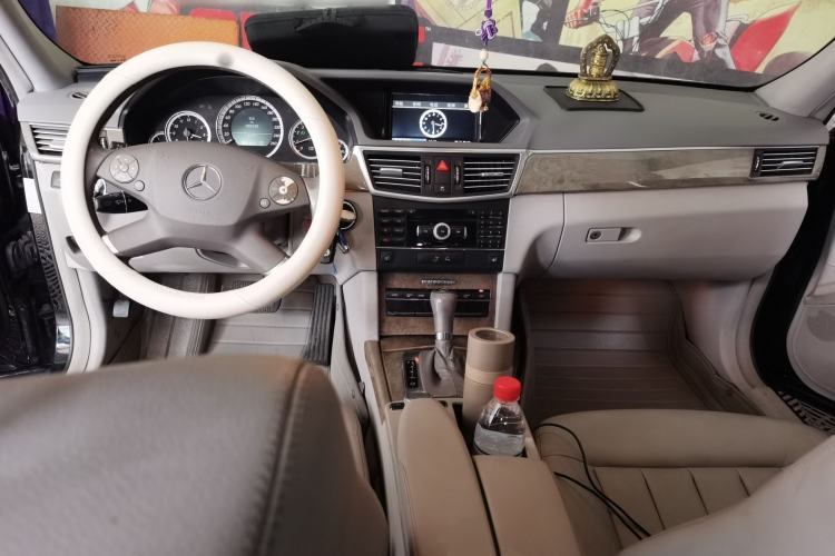Used Mercedes-Benz E-Class 2010 E 200 CGI Elegant Model Center Console