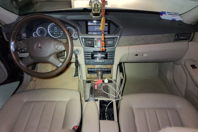 Used Mercedes-Benz E-Class 2010 E 200 CGI Elegant Model Center Console