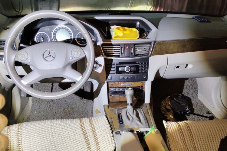 Used Mercedes-Benz E-Class 2010 E 200 CGI Elegant Model Center Console