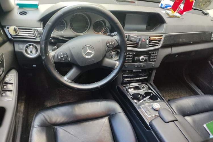 Used Mercedes-Benz E-Class 2010 E 300 L Fashion Model Center Console