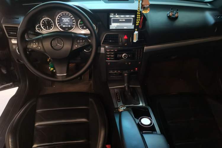Used Mercedes-Benz E-Class 2010 E 260 CGI Coupe Center Console