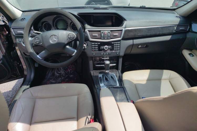 Used Mercedes-Benz E-Class 2010 E 260 CGI Fashion Model Center Console