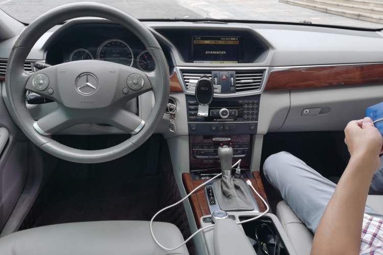 Used Mercedes-Benz E-Class 2010 E 260 L CGI Elegant Model Center Console