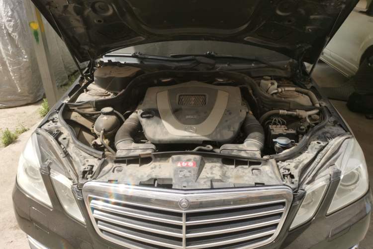 Used Mercedes-Benz E-Class 2010 E 300 L Fashion Model Engine Bay